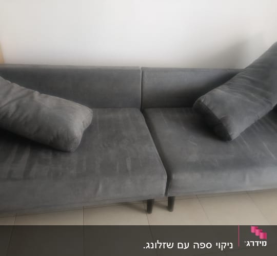 ספה אפורה עם כריות על רצפת אריחים